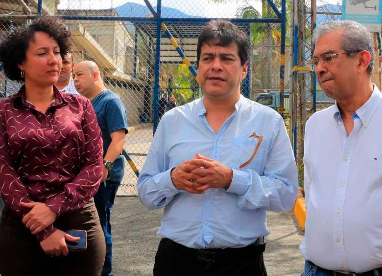 El comisionado de Paz, Danilo Rueda (centro), junto a la senadora Isabel Zuelta y el exasesor de Paz Jorge Mejía, en una reciente visita a la cárcel de Itagüí. FOTO: Jaime Pérez