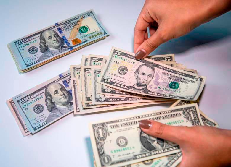 El dólar abrió el segundo día de la semana a la baja, y rompió la barrera de los $4.000, cotizándose alrededor de $3.998.