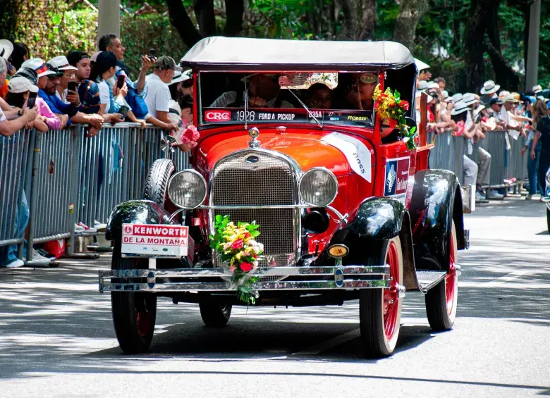 El Desfile de Autos Clásicos y Antiguos 2025 regresa este jueves 7 de agosto a las calles de Medellín con un récord histórico de 390 vehículos inscritos, un recorrido de 17 kilómetros y la gran novedad de la experiencia multisensorial Entre motores y flores, como parte de la Feria de las Flores.