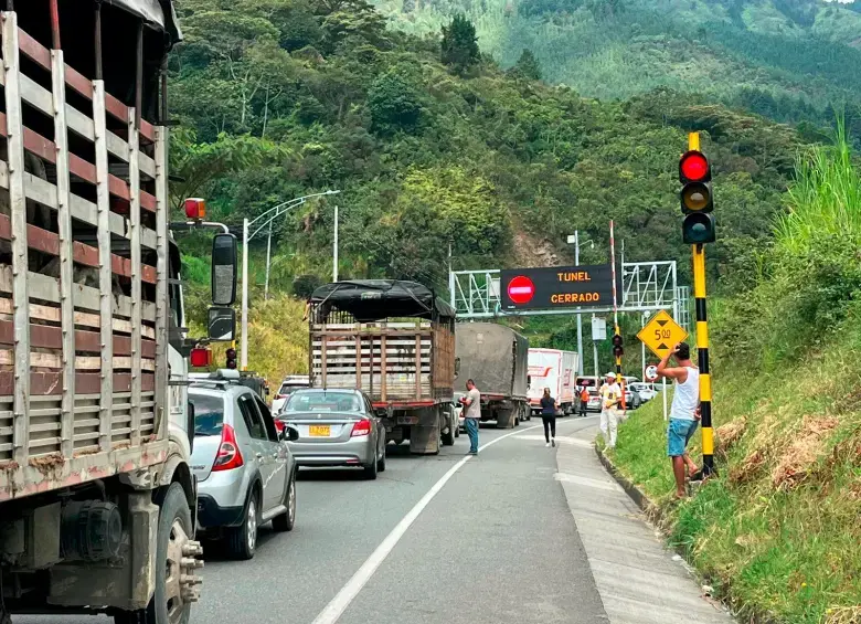 El túnel de Occidente fue cerrado mientras se atiende el siniestro vial. FOTO: EL COLOMBIANO