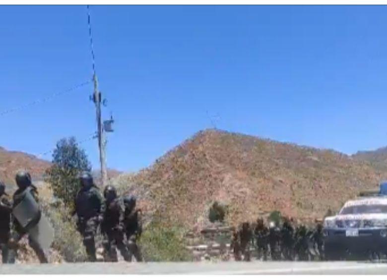 La policía boliviana se moviliza para despejar las carreteras que se encuentran bloqueadas en el marco de las protestas en apoyo al expresidente Evo Morales. FOTO: Video Ministro del Interior de Bolivia, Eduardo Del Castillo.