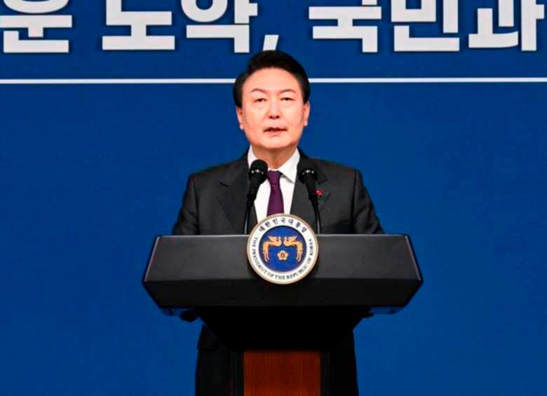 Tras la fallida declaración, la oposición busca la destitución del mandatario, mientras que la población protesta en las calles. FOTO: @presidente_KR