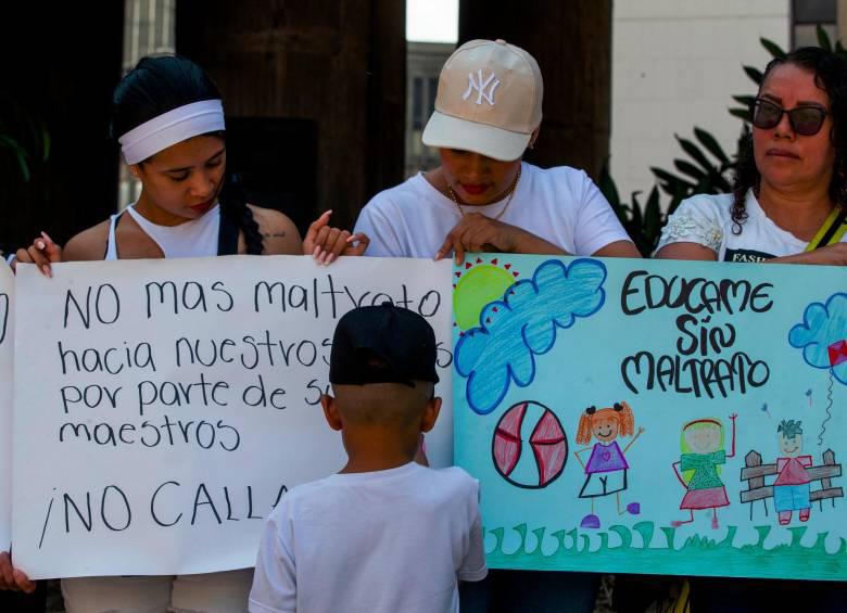 La comunidad de Itagüí se ha manifestado en contra de este aberrante caso de maltrato infantil. FOTO: EL COLOMBIANO