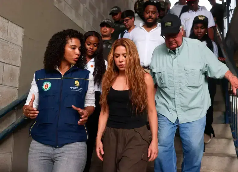 Shakira visitó Quibdó junto a Howard Buffett y aliados para apoyar la recuperación de escuelas afectadas por el sismo y facilitar el regreso seguro a clases. FOTO: CORTESÍA EQUIPO DE SHAKIRA.