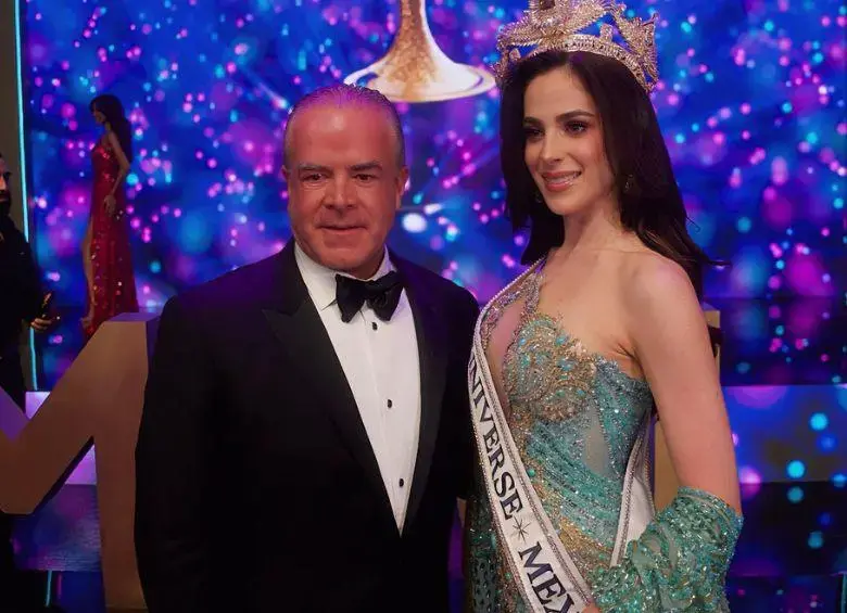 Raúl Rocha, presidente de la Organización Miss Universe, respondió a los cuestionamientos por su millonario contrato con una empresa del Estado donde trabaja el padre de Fátima Bosch, la nueva Miss Universo 2025. FOTO: INSTAGRAM