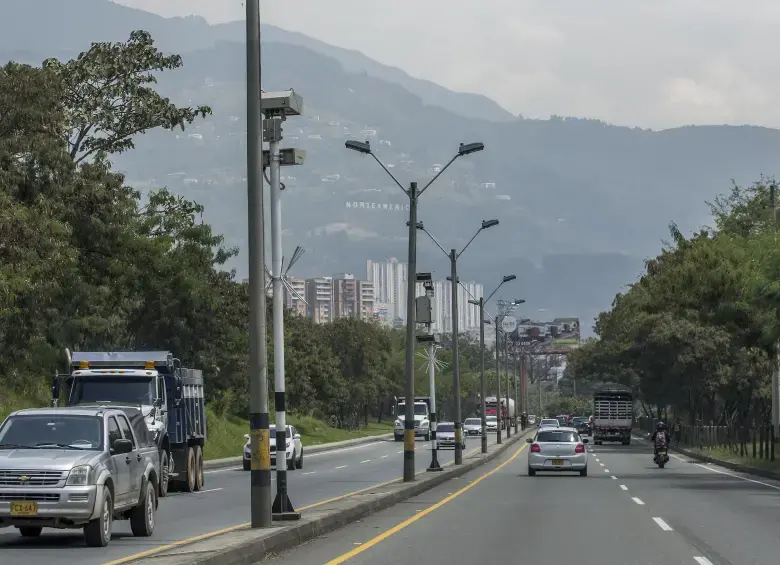 Estas cámaras, ubicadas en las afueras de los talleres del Metro de Medellín, ahora sancionarán a quienes pasen a más de 50 km/h, cuando hasta hace poco permitía pasar por ellas a 50 km/h. FOTO: SANTIAGO MESA RICO
