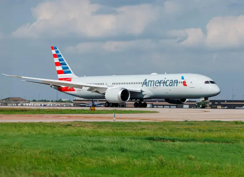 Un peatón invadió la pista y murió tras ser atropellado por un avión en EE. UU. Foto: imagen de referencia @americanair