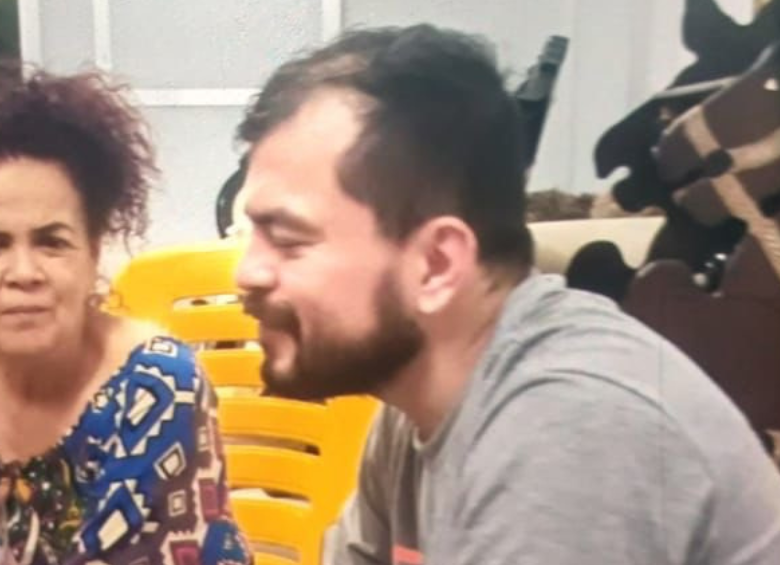 Jhon Jairo Díaz en el reencuentro con su familia. FOTO: CORTESÍA