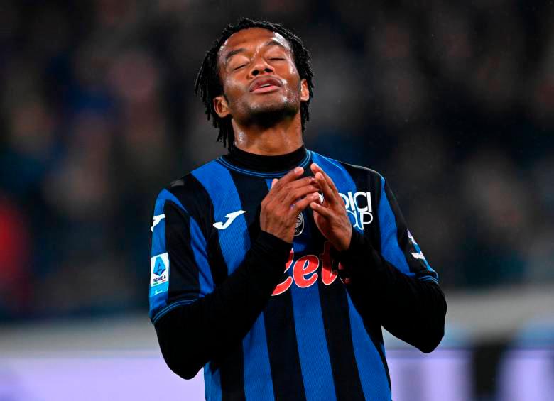 Juan Guillermo Cuadrado disputó 65 minutos en el partido que se jugó en suelo italiano. Le hicieron la falta del penalti que su compañero Ademola Lookman erró. FOTO: Getty