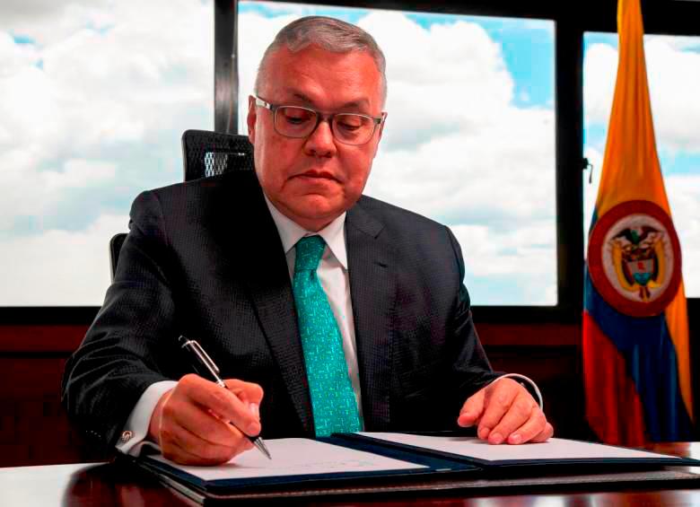 El ministro de Justicia, Néstor Osuna, presentó la reforma con la que espera eliminar delitos como la injuria, la calumnia y el incesto. Hay polémica. Foto: Colprensa