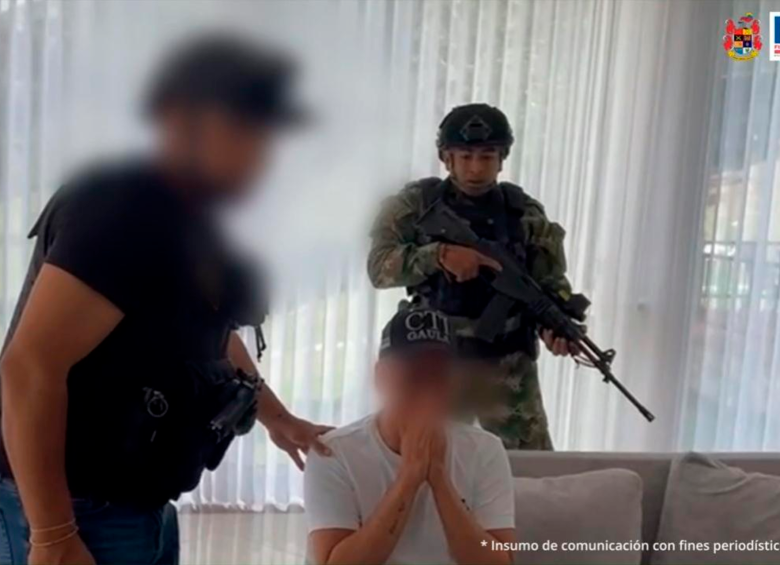 Este es el momento del rescate del comerciante en la vivienda de Envigado. FOTO Cortesía