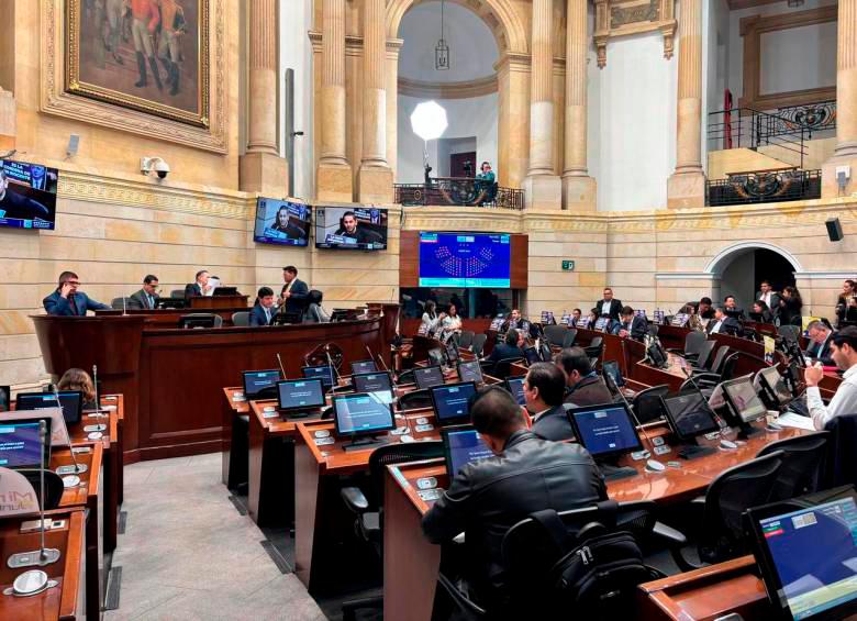 El presidente del Senado se vio obligado a leer los artículos relacionados con el llamamiento al orden y las sanciones. Al final, levantó la sesión. FOTO: SENADO