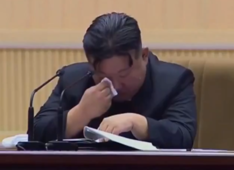 El dirigente de Corea del Norte, Kim Jong Un, al parecer limpiándose las lágrimas. FOTO: Captura de video