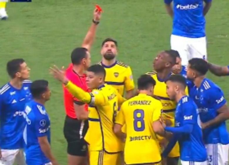 El árbitro colombiano Wilmar Roldán no dudó en sacar la tarjeta roja tras una entrada agresiva de un defensa de Boca Juniors sobre Lucas Romero, mediocampista de Cruzeiro. FOTO: Captura de video