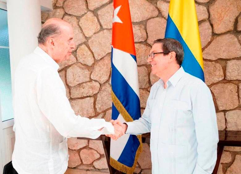 El canciller de Colombia, Álvaro Leyva, y el de Cuba, Bruno Rodríguez, se reunieron en Cuba en el marco de las conversaciones con el ELN. FOTO: CORTESÍA