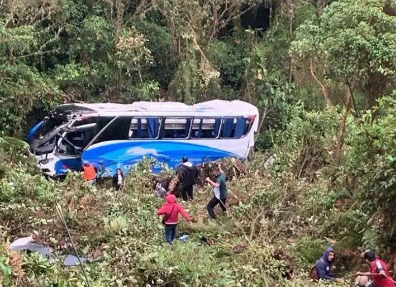 Un bus de servicio público que cubría la ruta Bucaramanga–Arauca cayó a un abismo y terminó volcado. FOTO: @DC_Bucaramanga