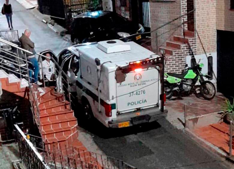 Al edificio La Camila en Cabañitas, Bello, llegó una patrulla de la Policía, una ambulancia y un carro de bomberos en la tarde de este jueves. FOTO: CORTESÍA. 