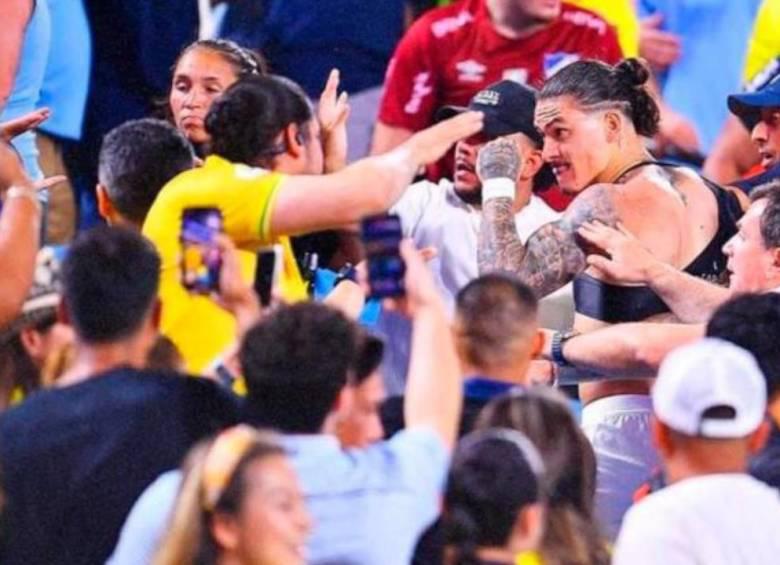 Policías estadounidenses intentaron contener a los hinchas sin boleta que se colaron a la final de la Copa América, situación que retrasó el partido por más de una hora. FOTO: captura de pantalla