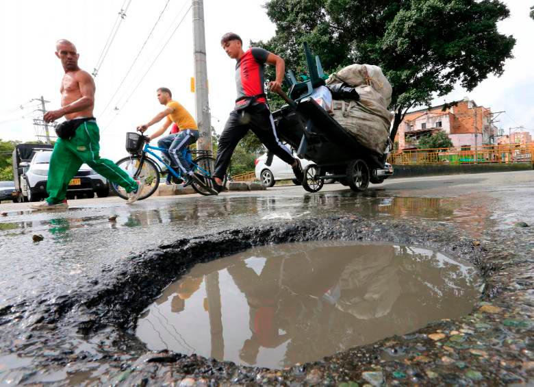 Contrato comprende el reparcheo de la malla vial en mal estado en Medellín. FOTO: EL COLOMBIANO