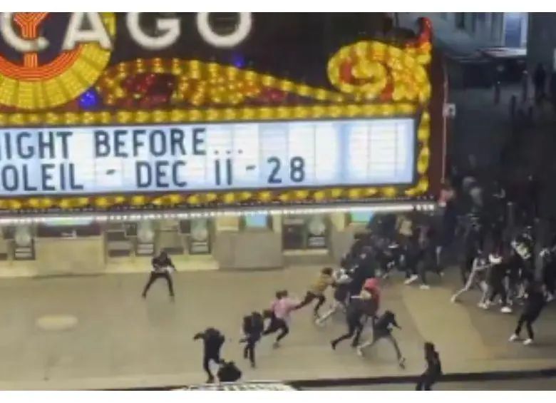 Un disturbio con alrededor de 300 personas en la zona de Chicago Loop, en Estados Unidos, dejó dos tiroteos el pasado 21 de noviembre. FOTO: CAPTURA DE VIDEO