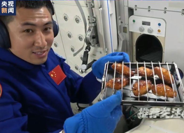 Las tripulaciones de las naves espaciales Shenzhou-20 y Shenzhou-21 lograron cocinar carne en el espacio. FOTO: Xinhua