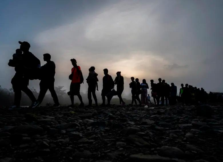 La decisión, impulsada por sectores de derecha, ha desatado polémica y aviva discursos a favor de deportaciones masivas en algunos países. FOTO: AFP-REFERENCIA