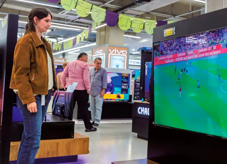 La compra de televisores, productos promocionales y actividades de entretenimiento serían algunos de los sectores beneficiados por el torneo.VFOTO EL COLOMBIANO.