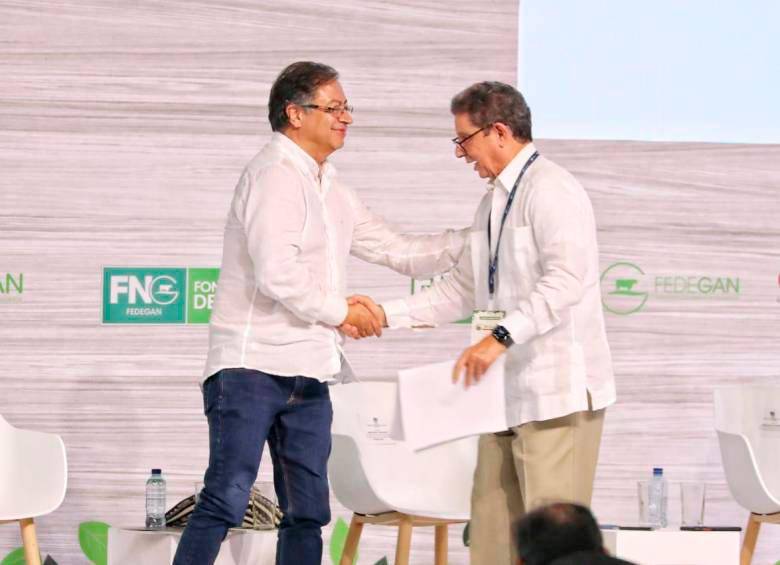 El presidente de la Nación, Gustavo Petro, y el presidente gremial de la Federación Nacional de Ganaderos, José Félix Lafaurie. FOTO: COLPRENSA