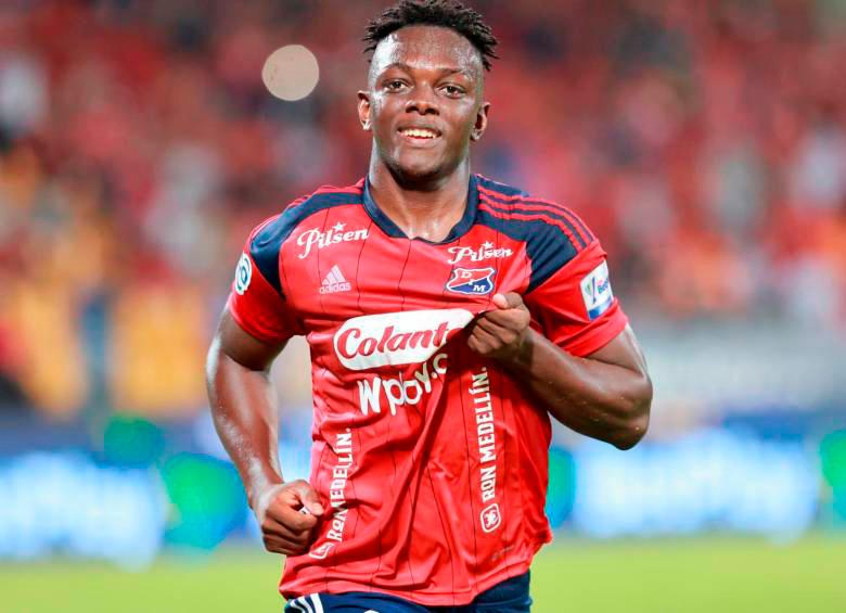 El extremo vallecaucano Edwuin Cetré, que fue el goleador del Medellín en el segundo semestre de 2023, es el gran referente en la zona ofensiva del cuadro rojo para la presente temporada . FOTO manuel saldarriaga