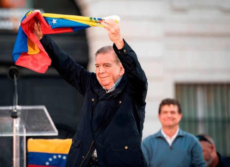 El opositor Edmundo González en España con la bandera de Venezuela. FOTO: GETTY