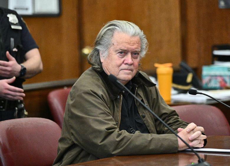 Steve Bannon, ex asesor del presidente estadounidense Donald Trump, durante su audiencia por el caso de fraude derivado de un esfuerzo de recaudación de fondos para construir un muro fronterizo. FOTO: GETTY