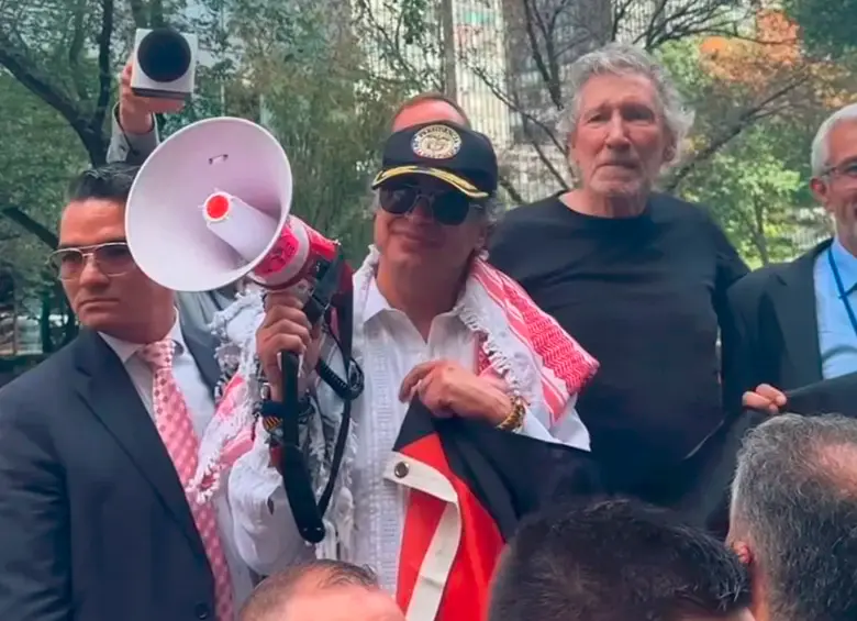 El presidente Gustavo Petro dio un discurso muy polémico en Nueva York junto con Roger Waters, el legendario cofundador de Pink Floyd. FOTO TOMADA DE REDES SOCIALES DE ROGER WATERS. 