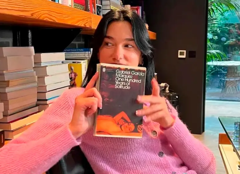 La artista ya había recomendado la novela de Gabriel García Márquez a sus más de 88 millones de seguidores en redes sociales. FOTO: Tomada de @dualipa en Instagram