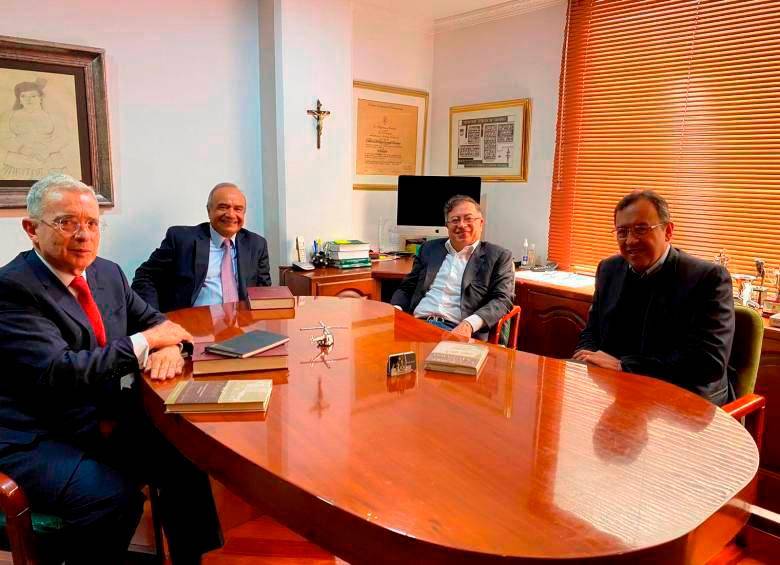 El expresidente Álvaro Uribe (izq.) y el presidente electo, Gustavo Petro (tercero, de izquierda a derecha), sostuvieron una reunión de más de tres horas donde trataron diversos temas. FOTO: CORTESÍA