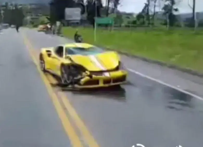 Así quedó el Ferrari accidentado en las vías de Cundinamarca. FOTO.: REDES SOCIALES