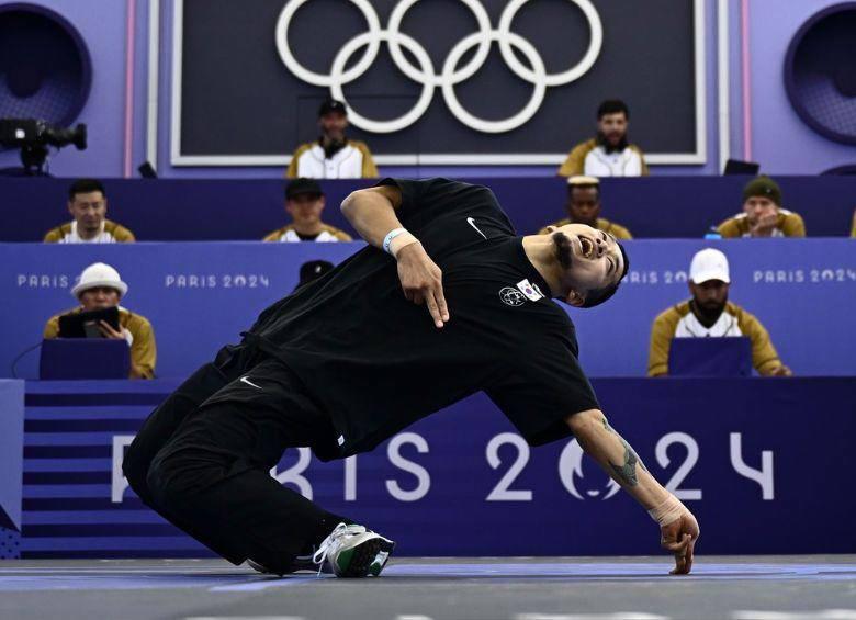 Algunos movimientos de los bailarines de breakdance son nocivos para la salud, especialmente aquellos donde se logra el equilibrio solo con la cabeza. En los Juegos Olímpicos de París 2024, este deporte hizo su debut, pero también será excluido para 2028. FOTO: Instagram @WorldDanceSportFederation