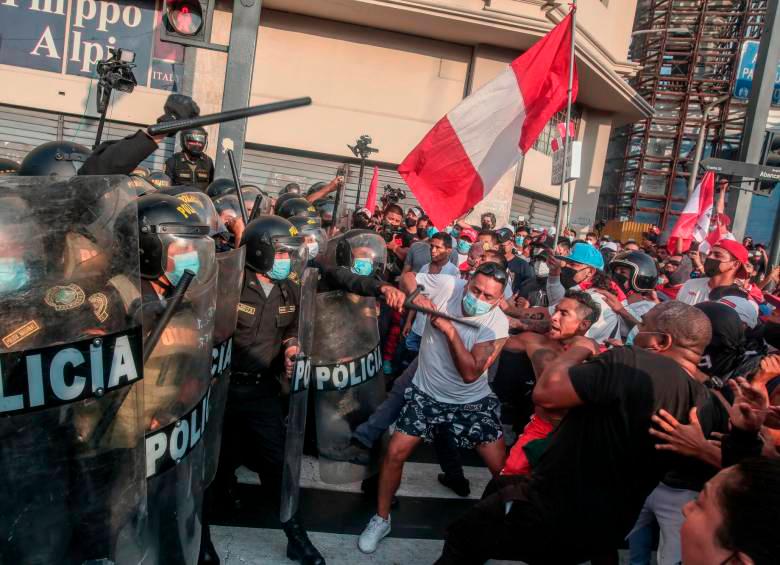 En Perú, los ciudadanos han salido a las calles en las últimas semanas para protestar contra el aumento del precio de los alimentos y de la gasolina. Foto: EFE