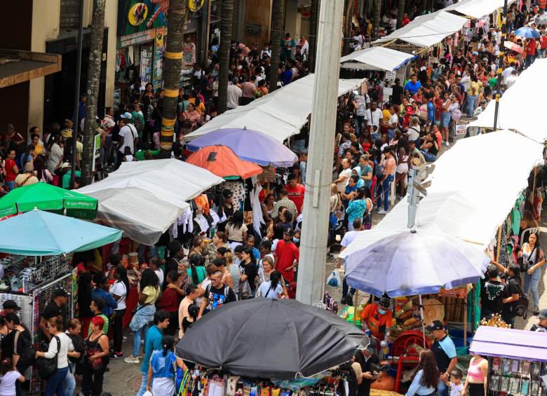 El panorama de la entrega del subsidio en Carabobo, centro de Medellín. FOTO: Manuel Saldarriaga 