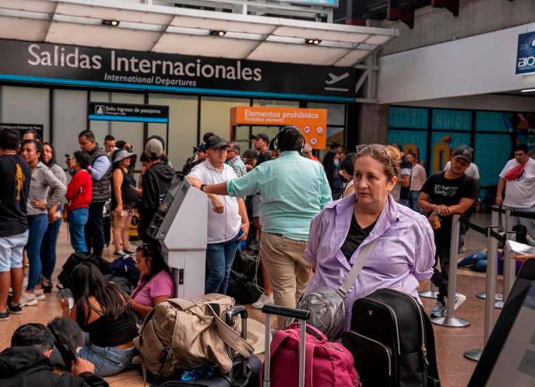 El Gobierno volvió a abrirle la puerta a bajar el IVA de los tiquetes aéreos del 19% al 5%, al igual que pasó transitoriamente durante la pandemia. FOTO CARLOS VELÁSQUEZ