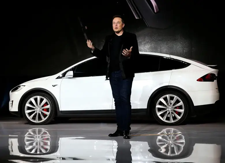 Tesla perdió 14% en la bolsa, unos US$47 por acción, cerrando en US$285.