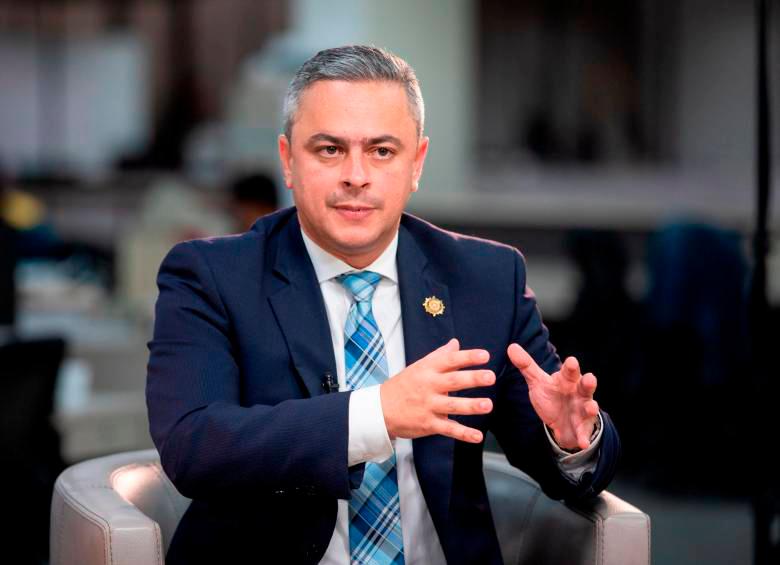 Juan Camilo Restrepo inscribió finalmente su candidatura por el Movimiento Salvación Nacional. FOTO: Archivo