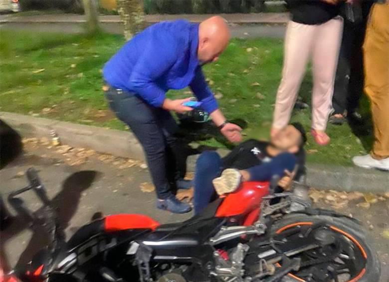 Imagen tomada posteriormente al momento en el que el vehículo en que viajaba Alejandro Pulgarín tuvo una colisión con un motociclista en Itagüí. Foto: Cortesía.