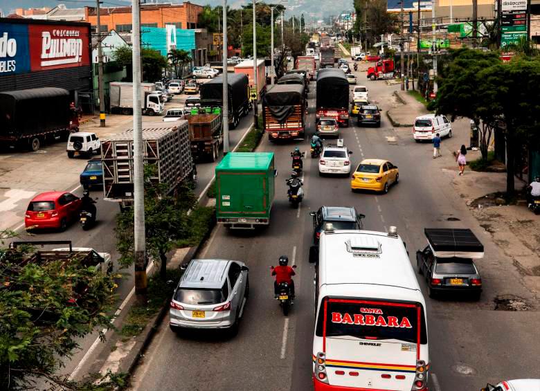 Transite con precaución, por las lluvias de este miércoles el piso en varrios corredores está liso y mojado. FOTO. EL COLOMBIANO
