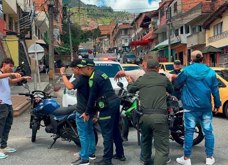 La Policía cuenta con varios puntos de inspección y requisa en la comuna 3 (Manrique). FOTO: CORTESÍA. 
