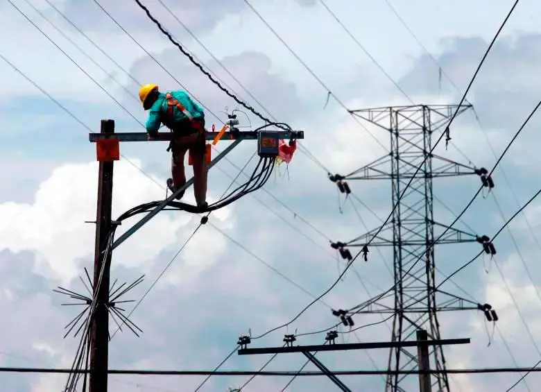 Adicionalmente, hay un rezago importante en la entrada en operación de proyectos de transmisión de energía eléctrica, a través de los cuales se transporta la energía desde las centrales de generación.