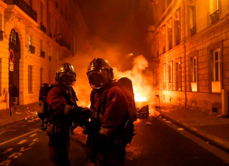 Manifestantes incendiaron barricadas en las calles de París. FOTO: EFE