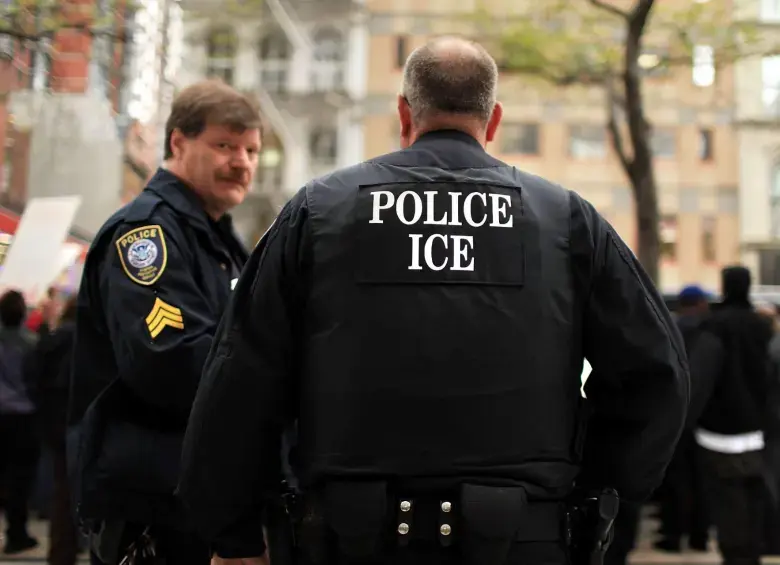 Una familia en Chicago acusó al Servicio de Inmigración y Control de Aduanas (ICE) de Estados Unidos, la agencia federal a cargo de agresivas redadas contra latinos, sobre rociar gas pimienta a su hija de 1 año. FOTO: GETTY