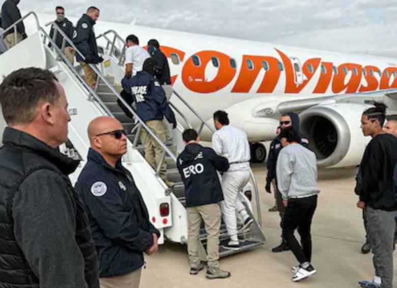 Más migrantes abordando un avión para ser deportados a su país. FOTO: Tomada de redes sociales Casa Blanca