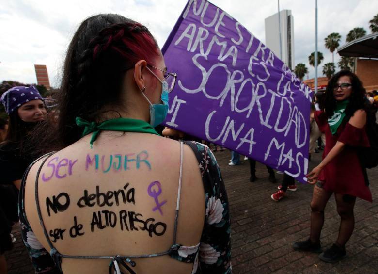En 2022 hubo en Colombia al menos 600 feminicidios y más de 47 mil casos de violencia intrafamiliar con víctimas mujeres. FOTO: ARCHIVO