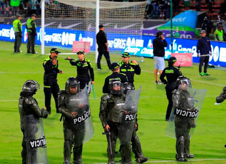 Parte de la barra se enfrentó con los policías en la tribuna. Foto: Jaime Pérez. 